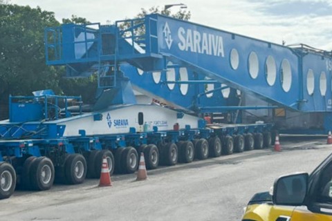 O Gigante transformador de 250 toneladas começa a ser transportado em PE